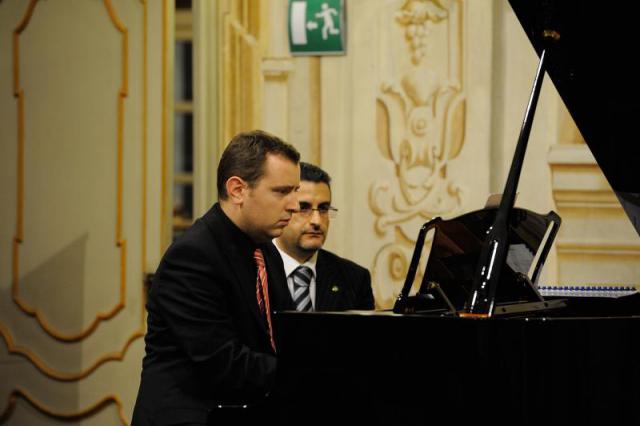 Emanuele Frenzilli durante l'esecuzione della prima mondiale del brano "Prima carezza" del compositore Francesco Marino